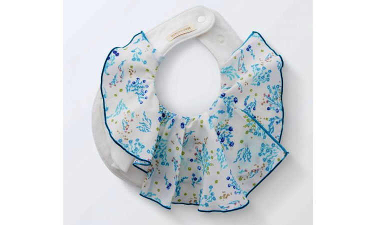 ひらひら軽やかに揺れるフリルが赤ちゃんの可愛らしさを引き立ててくれるスタイ。フリルの裾部分に施したメロウ刺繍がアクセントに。